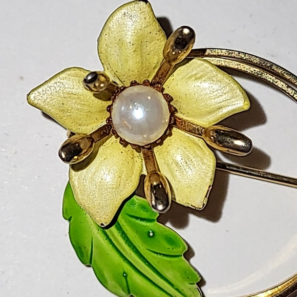 VINTAGE YELLOW & GREEN ENAMEL FLOWER PIN BROOCH - Picture 2 of 6